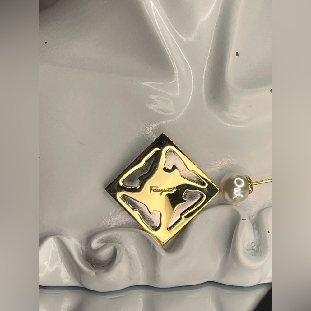 Salvatore Ferragamo, Gold Tone and Pearl Brooch - Picture 7 of 7